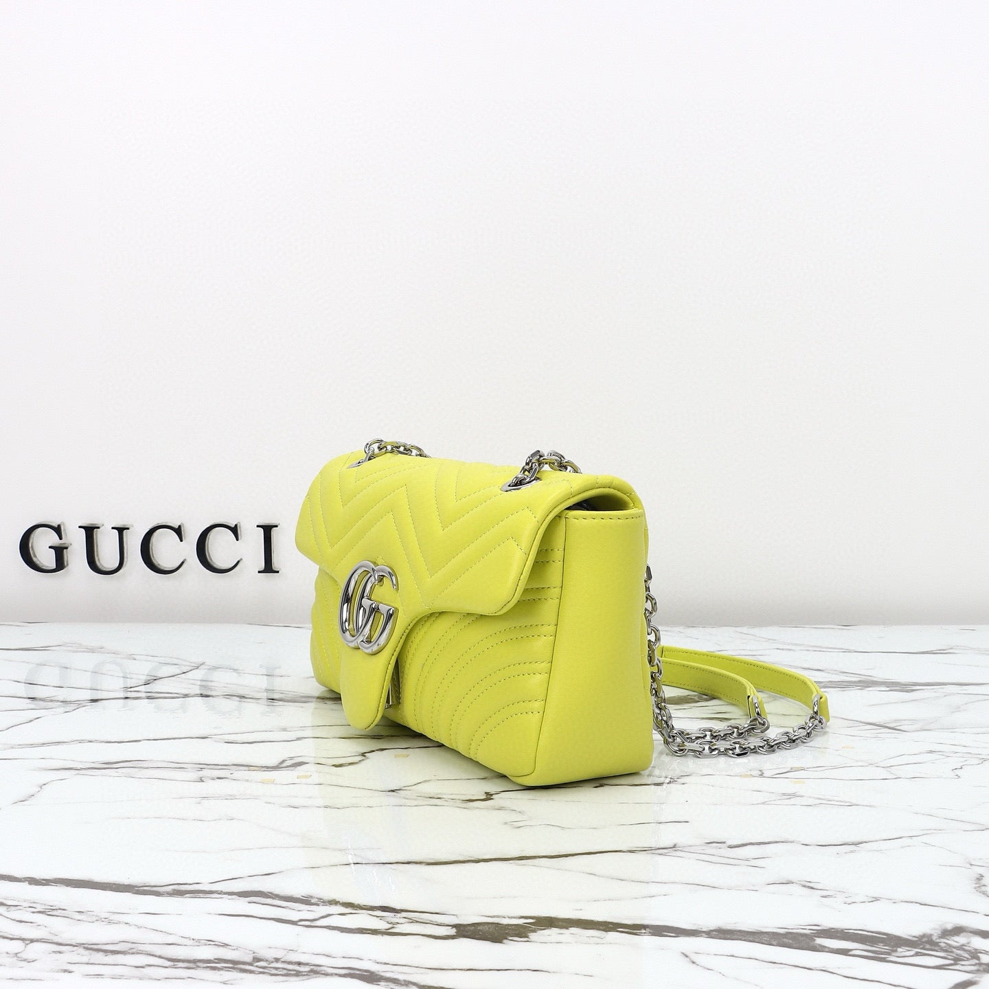 Bolso de Hombro/Bandolera Gucci GG Marmont con Silueta de Cámara en Piel Acolchada Azul Claro