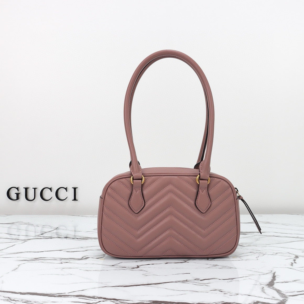 Bolso de Hombro Gucci GG Marmont Mini con Silueta de Bolera en Piel Acolchada
