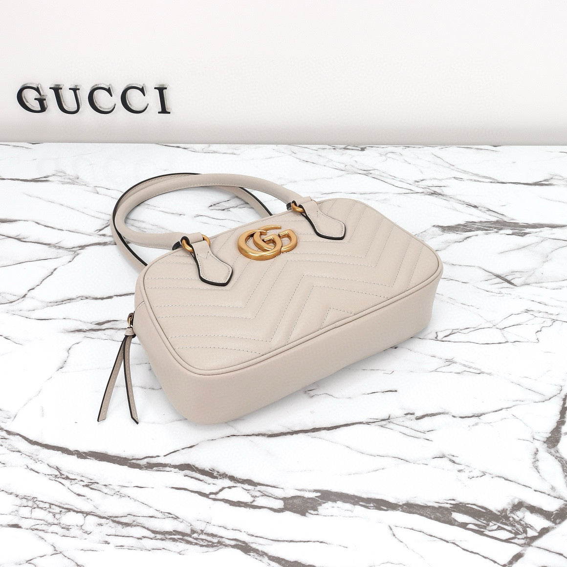 Bolso de Hombro Gucci GG Marmont Mini con Silueta de Bolera en Piel Acolchada