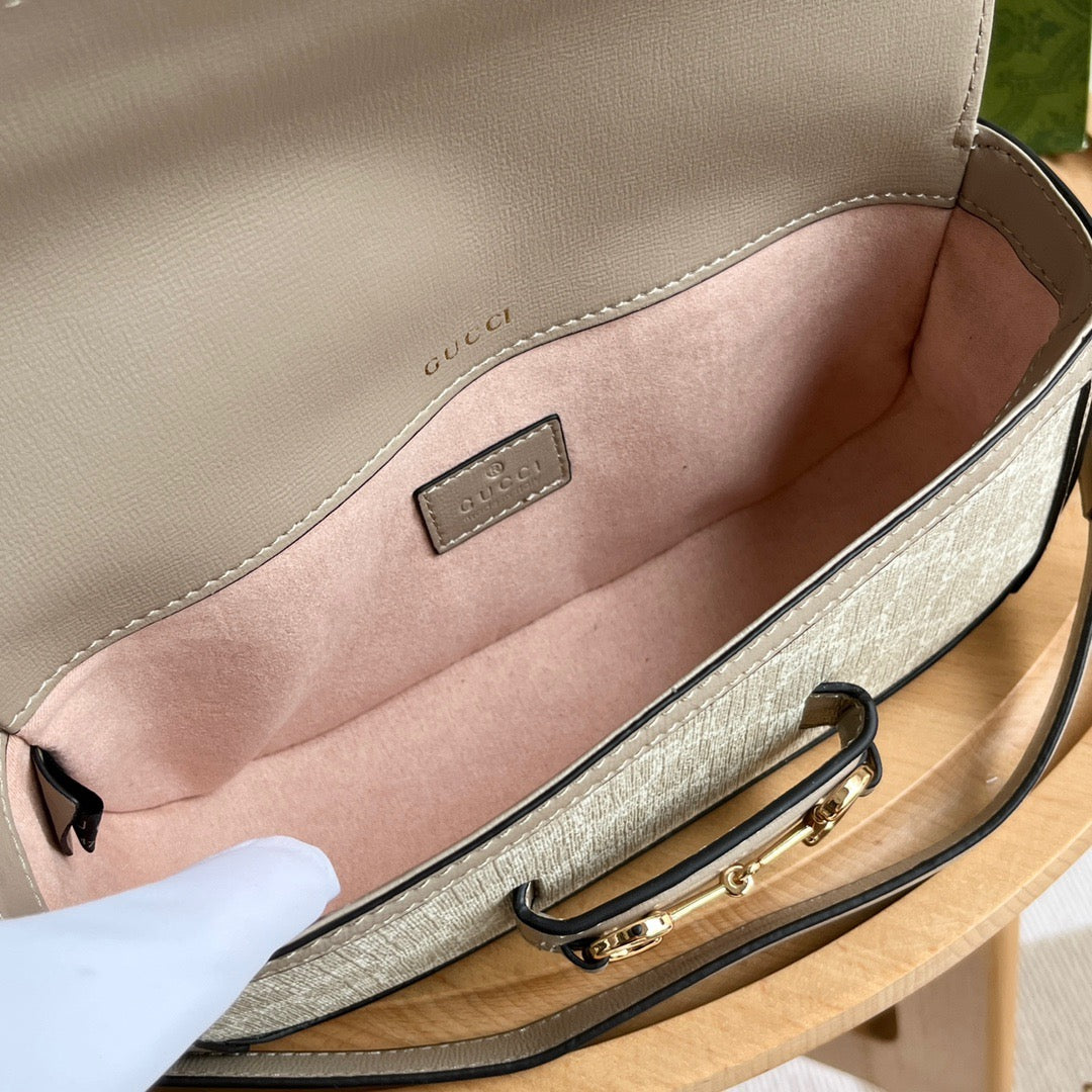 Bolso de Hombro Gucci Horsebit 1955 Mini en Lona GG Supreme Blanca y Piel Beige