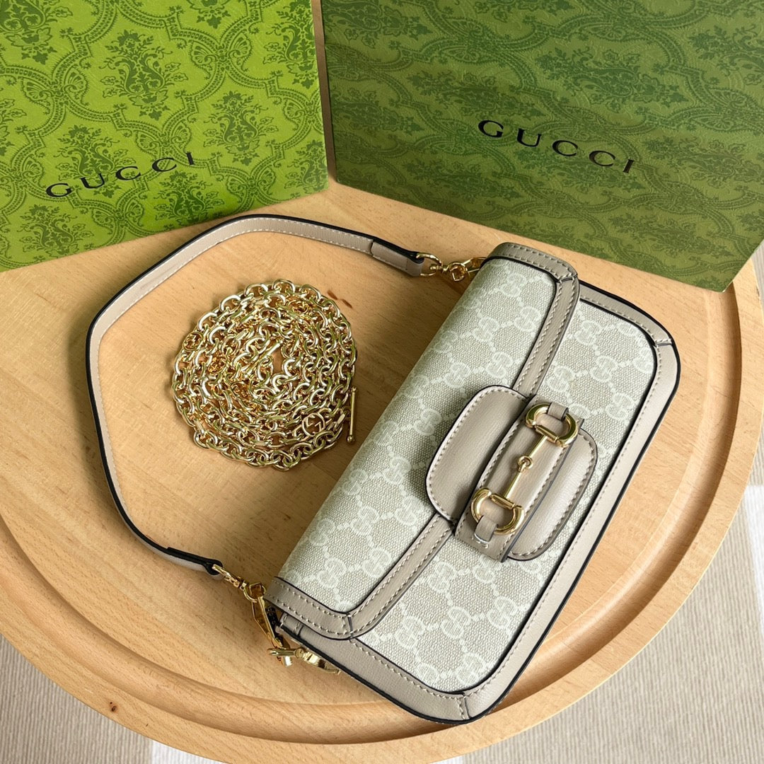 Bolso de Hombro Gucci Horsebit 1955 Mini en Lona GG Supreme Blanca y Piel Beige