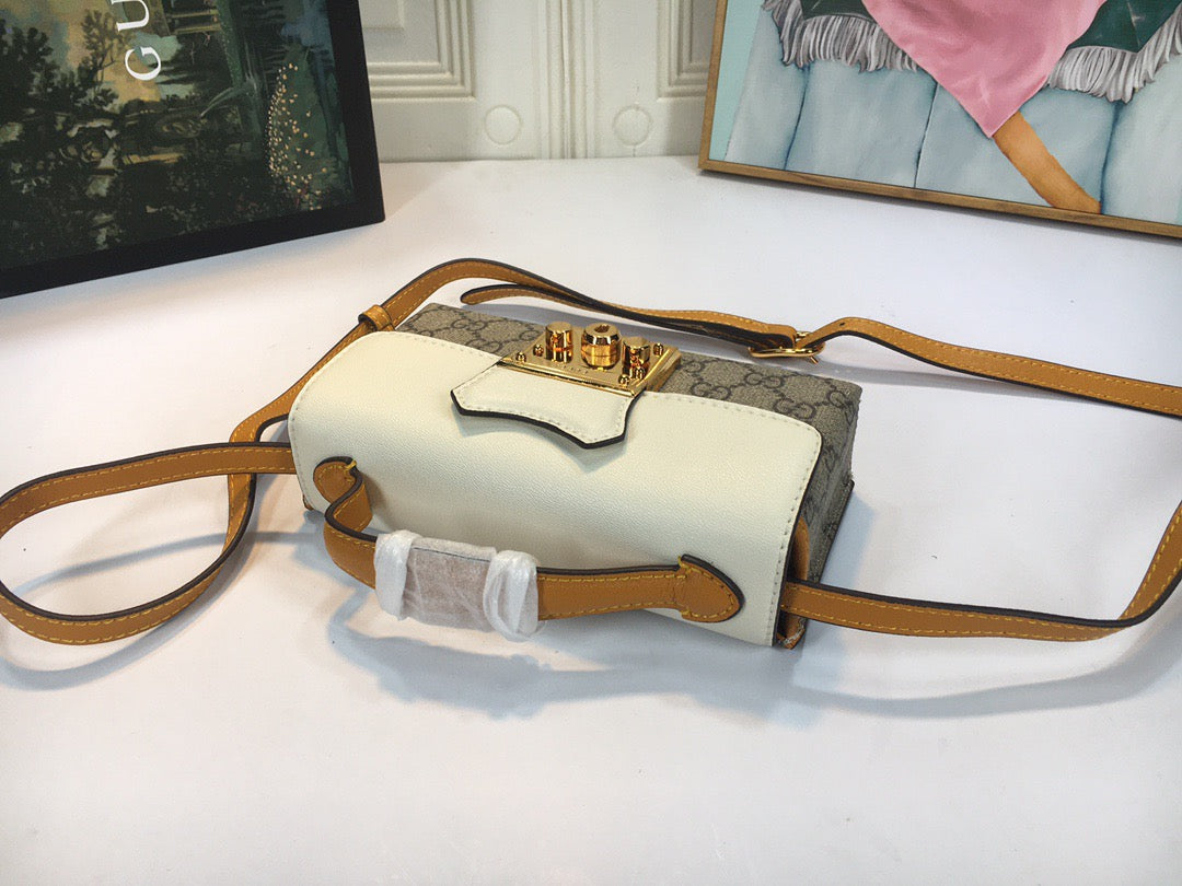 Gucci Padlock Mini Bag GG Supreme con detalle blanco