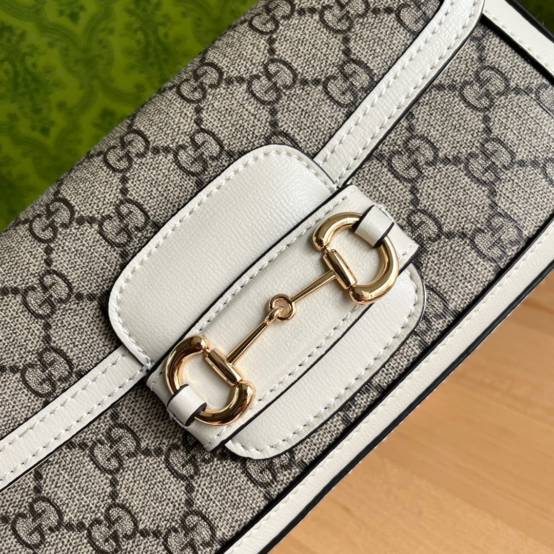 Bolso de Hombro Gucci Horsebit 1955 Mini en Lona GG Supreme y Piel Blanca