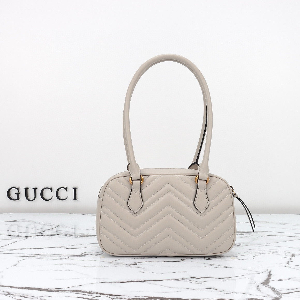 Bolso de Hombro Gucci GG Marmont Mini con Silueta de Bolera en Piel Acolchada