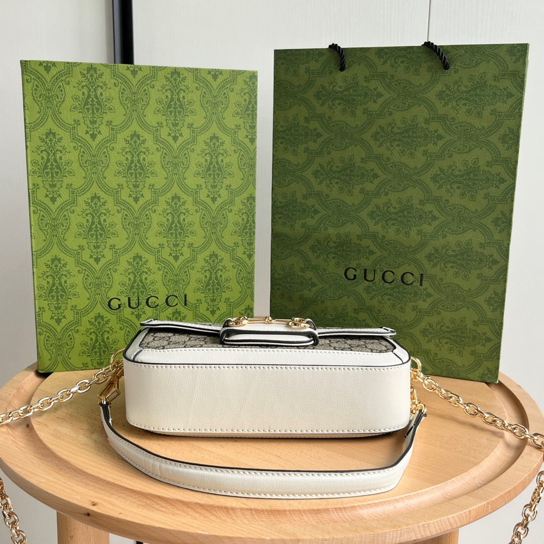 Bolso de Hombro Gucci Horsebit 1955 Mini en Lona GG Supreme y Piel Blanca