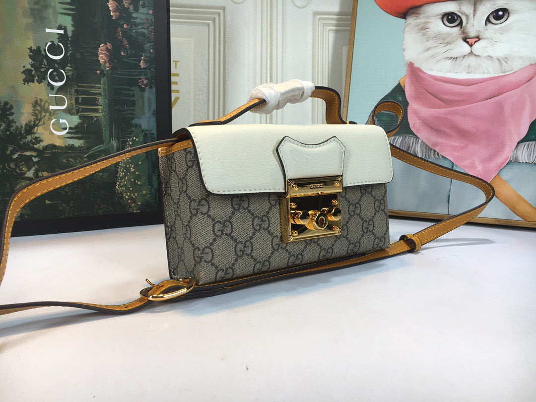 Gucci Padlock Mini Bag GG Supreme con detalle blanco