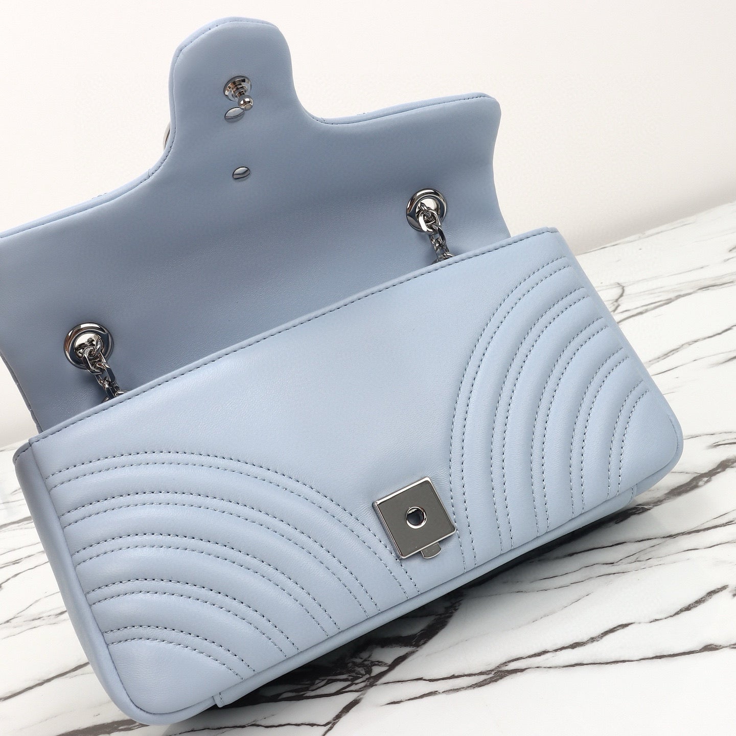 Bolso de Hombro/Bandolera Gucci GG Marmont con Silueta de Cámara en Piel Acolchada Azul Claro