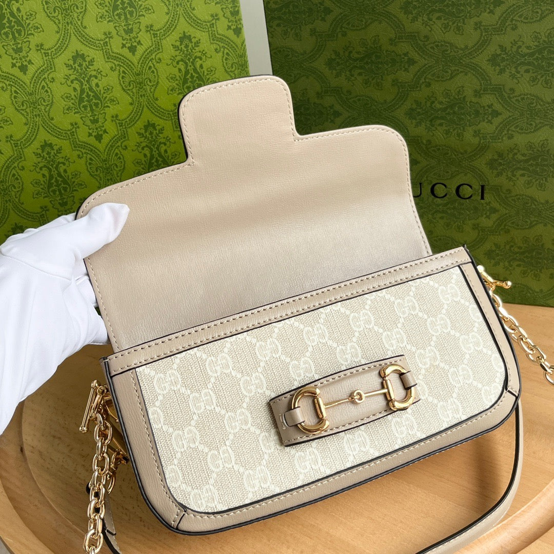 Bolso de Hombro Gucci Horsebit 1955 Mini en Lona GG Supreme Blanca y Piel Beige