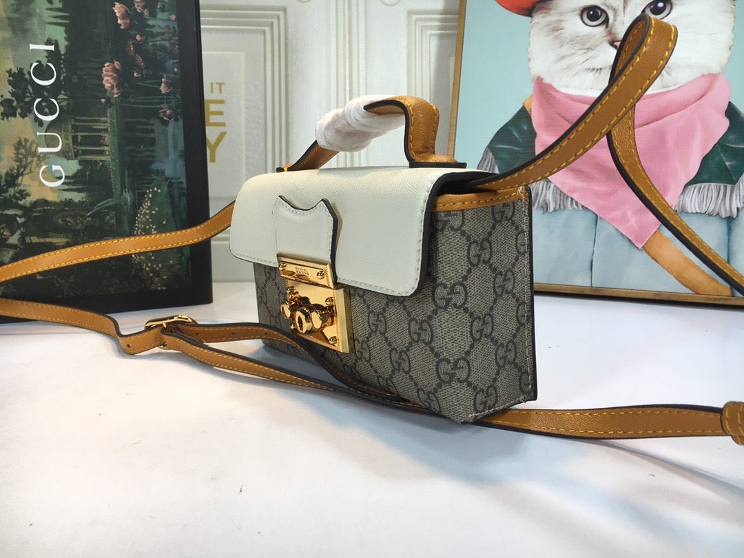 Gucci Padlock Mini Bag GG Supreme con detalle blanco