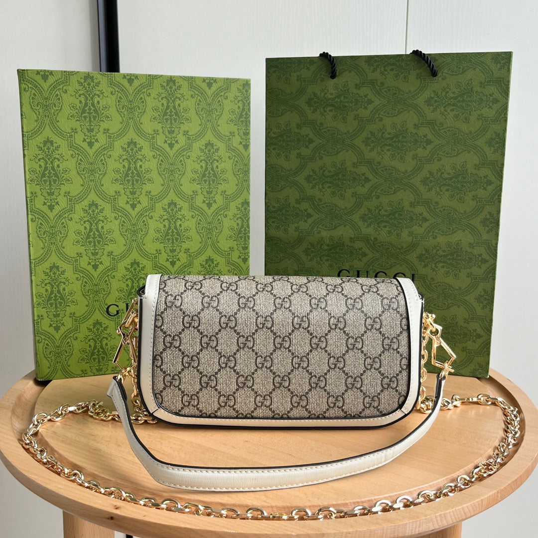 Bolso de Hombro Gucci Horsebit 1955 Mini en Lona GG Supreme y Piel Blanca