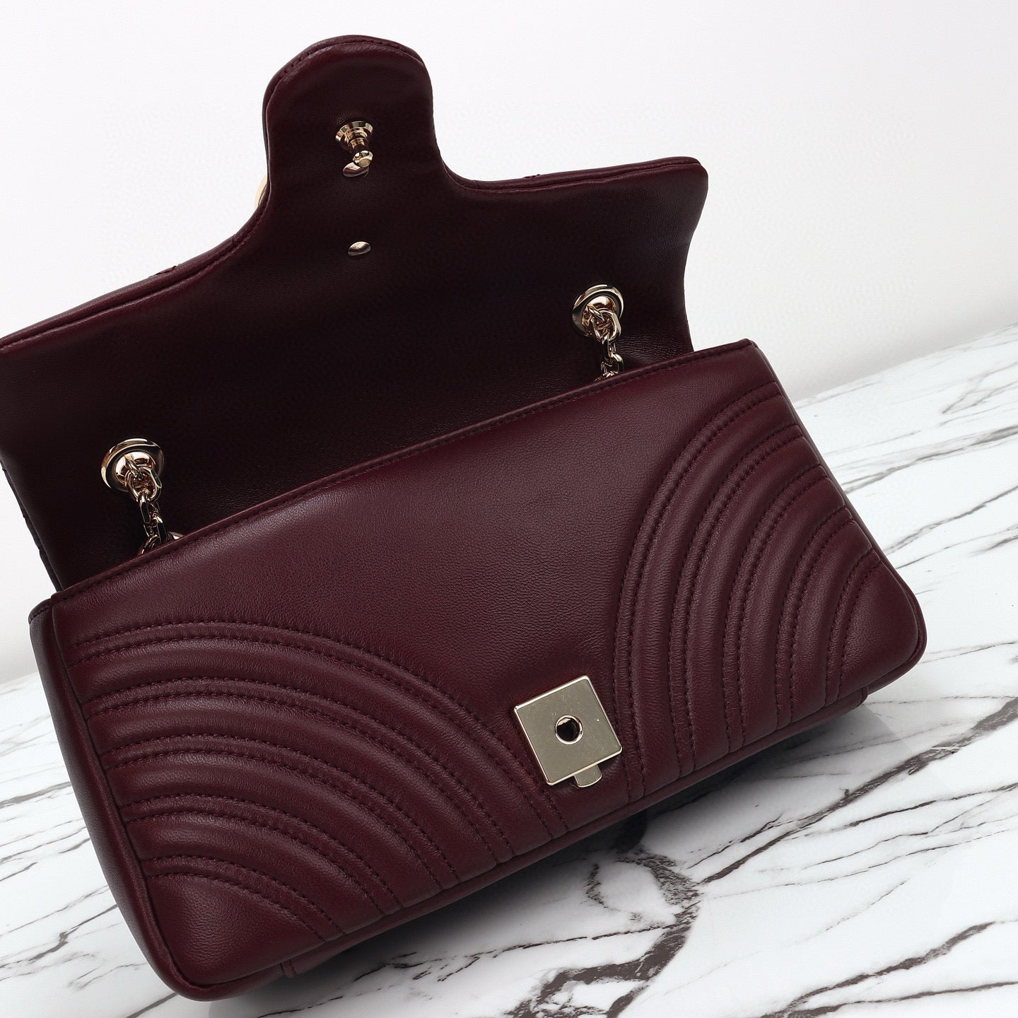 Bolso de Hombro/Bandolera Gucci GG Marmont con Silueta de Cámara en Piel Acolchada Azul Claro