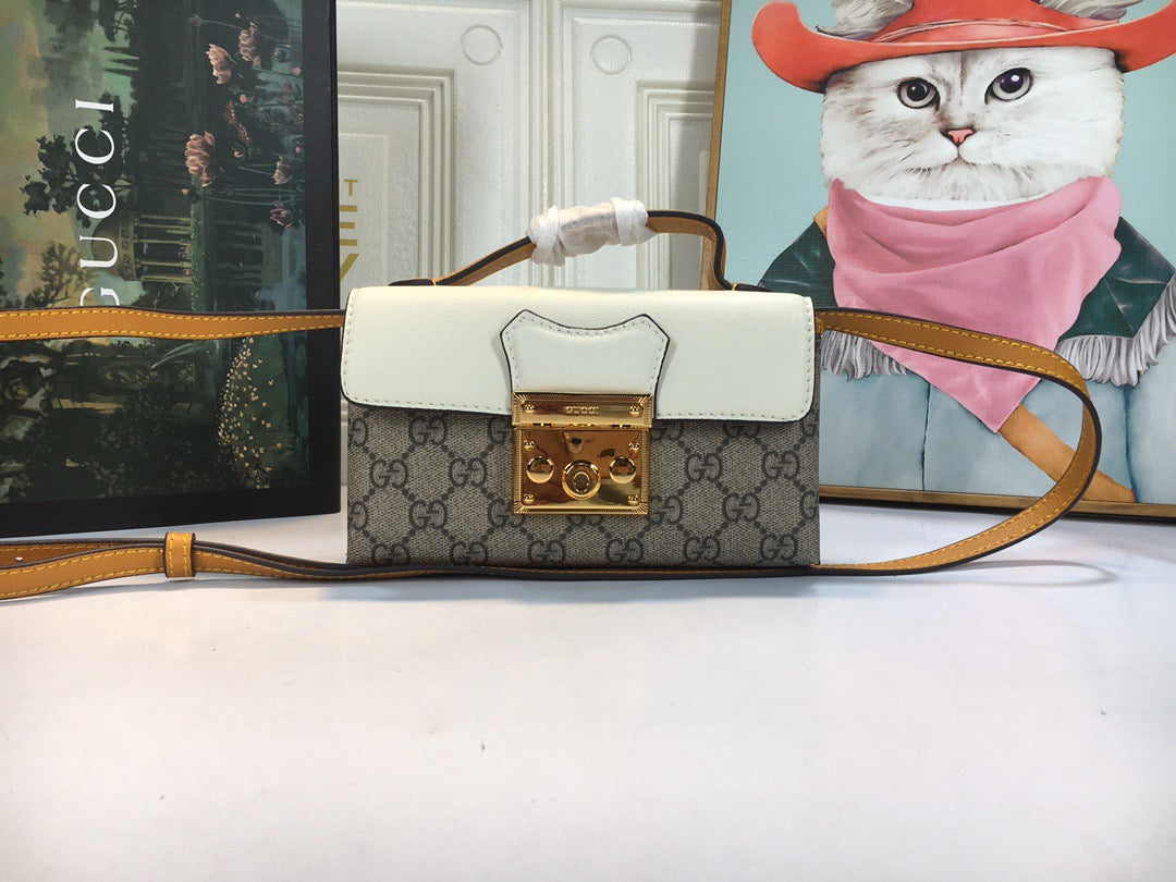 Gucci Padlock Mini Bag GG Supreme con detalle blanco