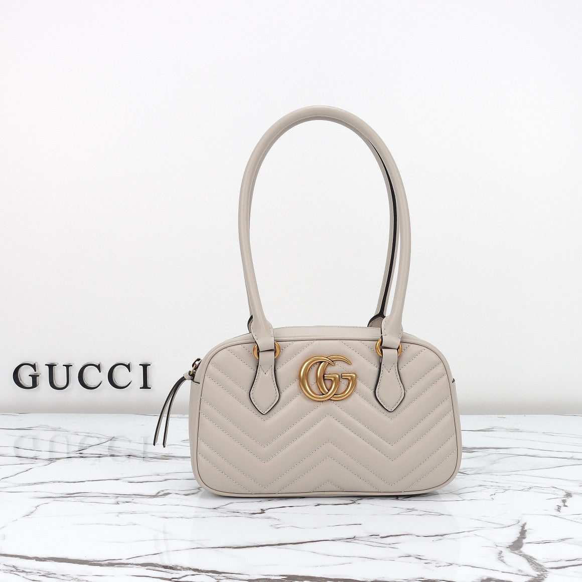 Bolso de Hombro Gucci GG Marmont Mini con Silueta de Bolera en Piel Acolchada