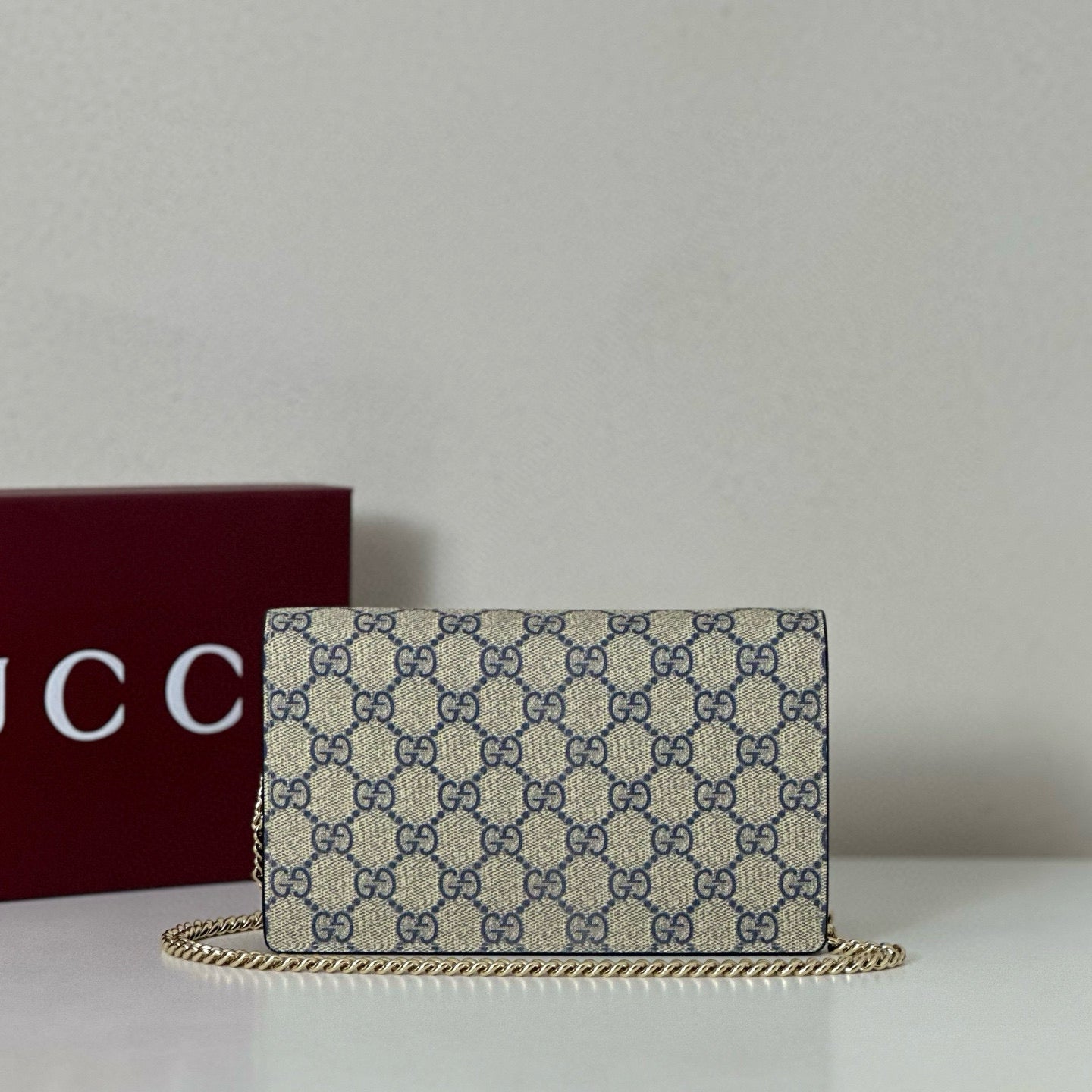 Cartera con Cadena Gucci GG Marmont en Lona GG Supreme y Piel Burdeos