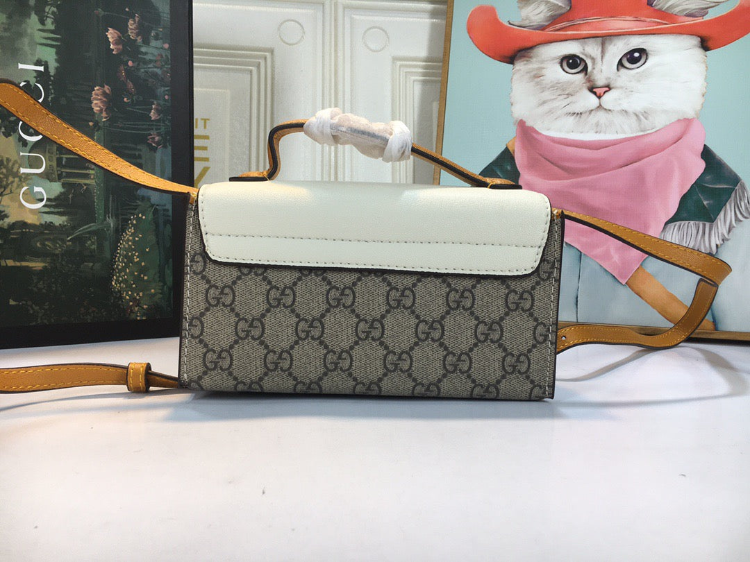 Gucci Padlock Mini Bag GG Supreme con detalle blanco