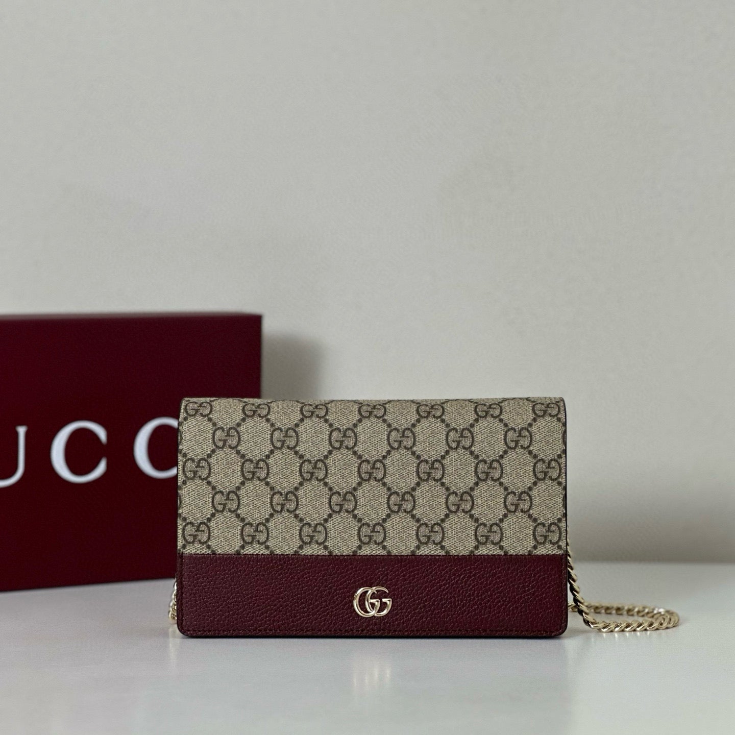 Cartera con Cadena Gucci GG Marmont en Lona GG Supreme y Piel Burdeos