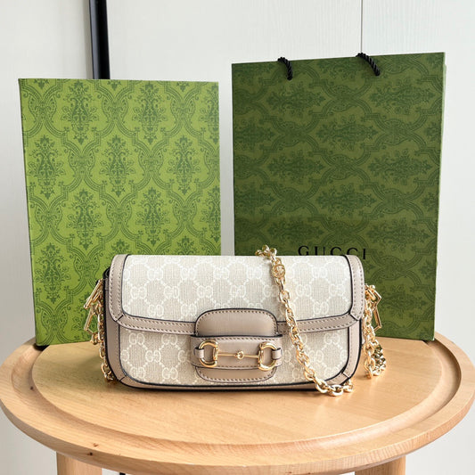Bolso de Hombro Gucci Horsebit 1955 Mini en Lona GG Supreme Blanca y Piel Beige