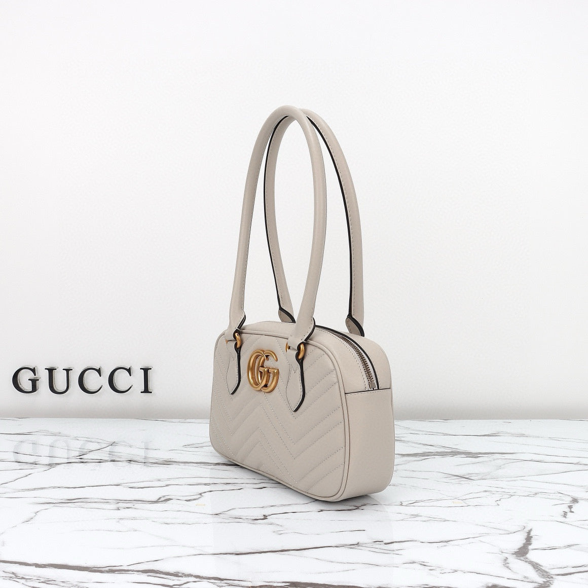 Bolso de Hombro Gucci GG Marmont Mini con Silueta de Bolera en Piel Acolchada