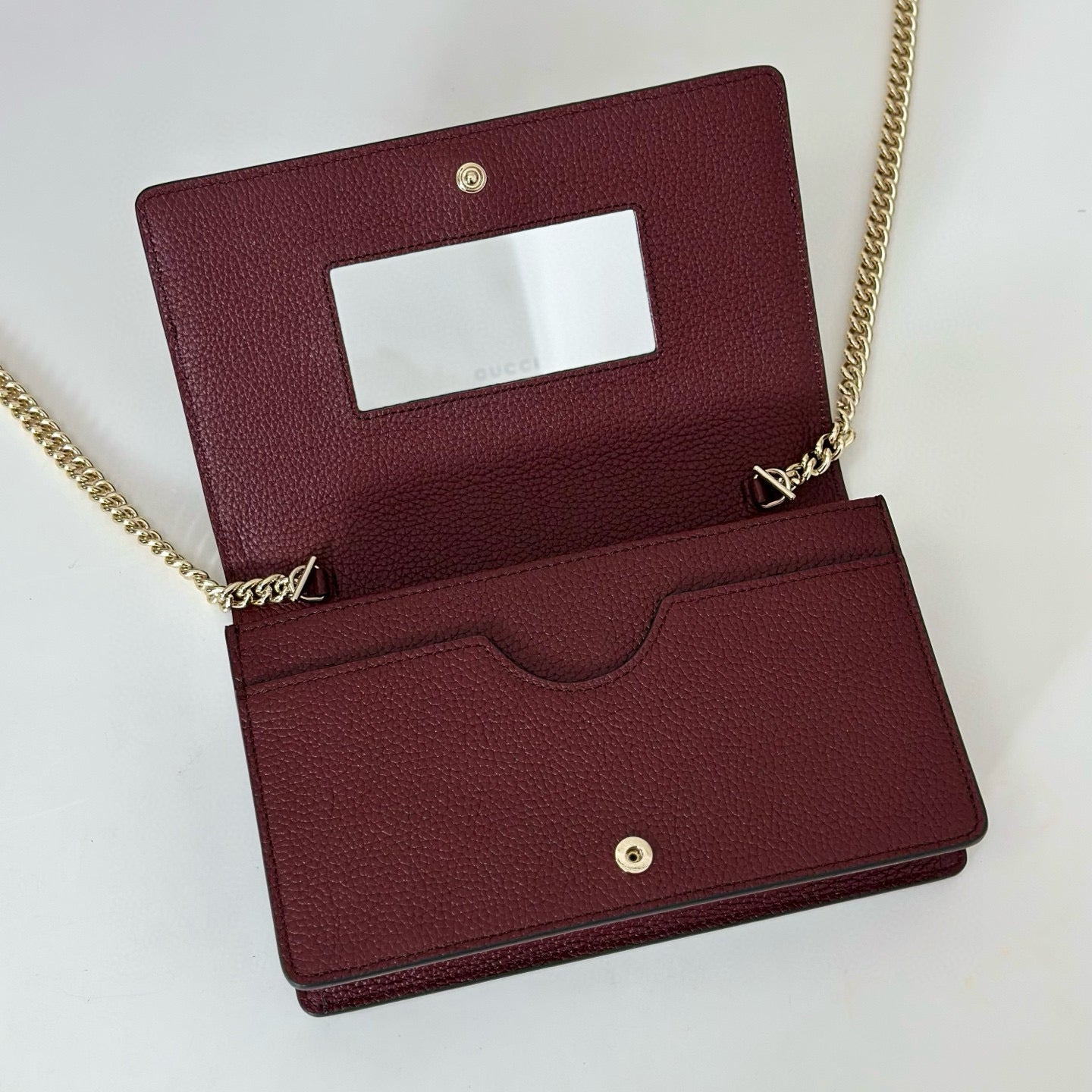 Cartera con Cadena Gucci GG Marmont en Lona GG Supreme y Piel Burdeos