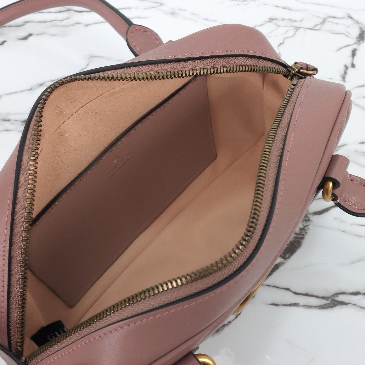 Bolso de Hombro Gucci GG Marmont Mini con Silueta de Bolera en Piel Acolchada