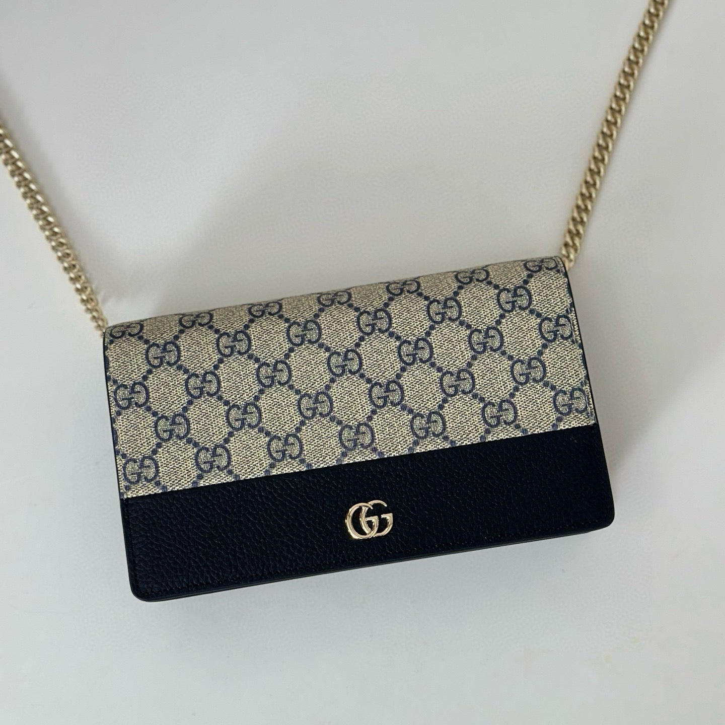 Cartera con Cadena Gucci GG Marmont en Lona GG Supreme y Piel Burdeos