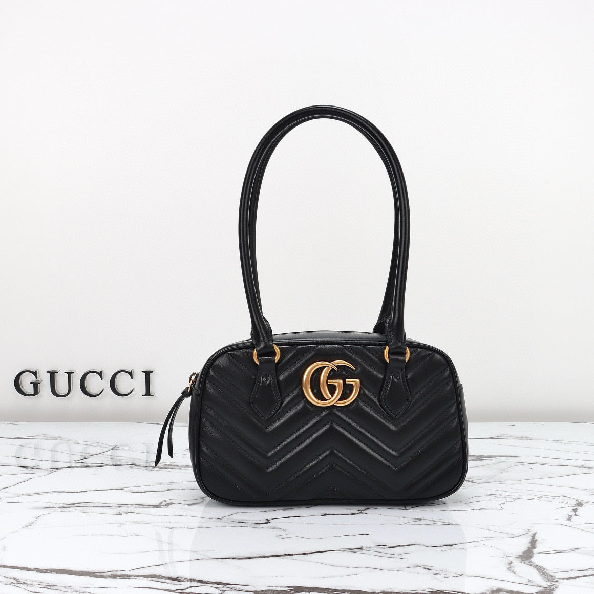 Bolso de Hombro Gucci GG Marmont Mini con Silueta de Bolera en Piel Acolchada