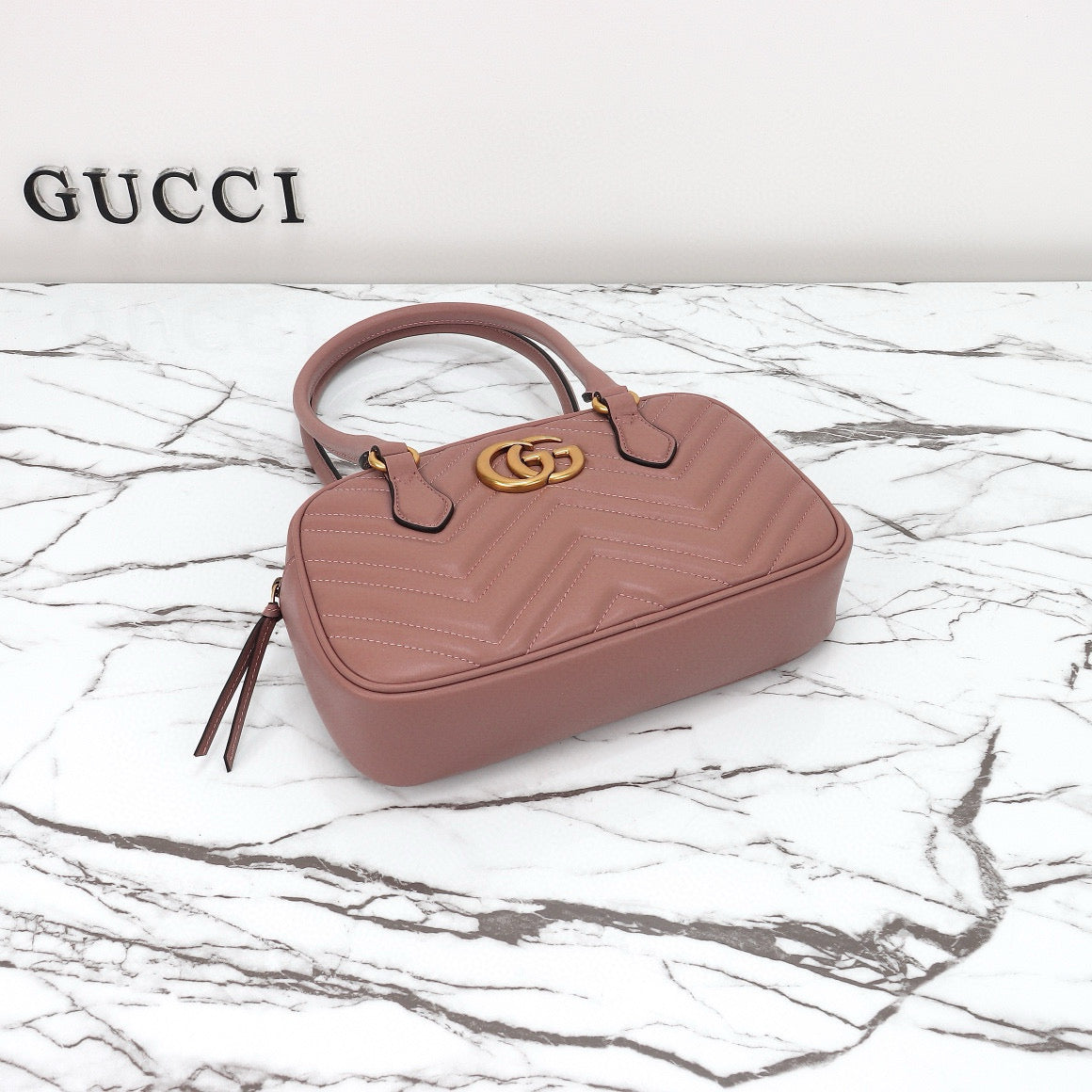 Bolso de Hombro Gucci GG Marmont Mini con Silueta de Bolera en Piel Acolchada