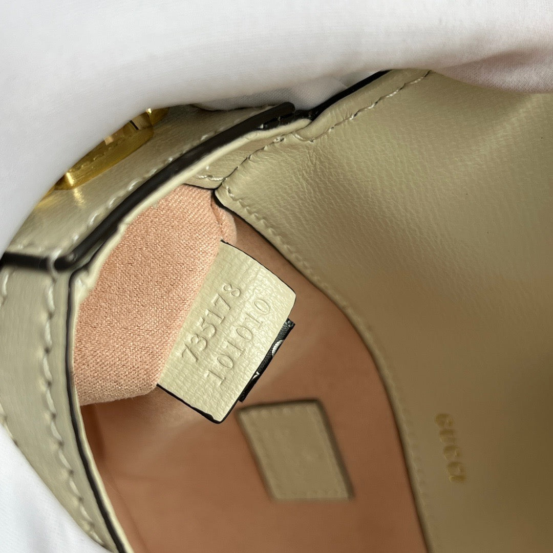 Bolso de Hombro Gucci Horsebit 1955 Mini en Lona GG Supreme y Piel Blanca
