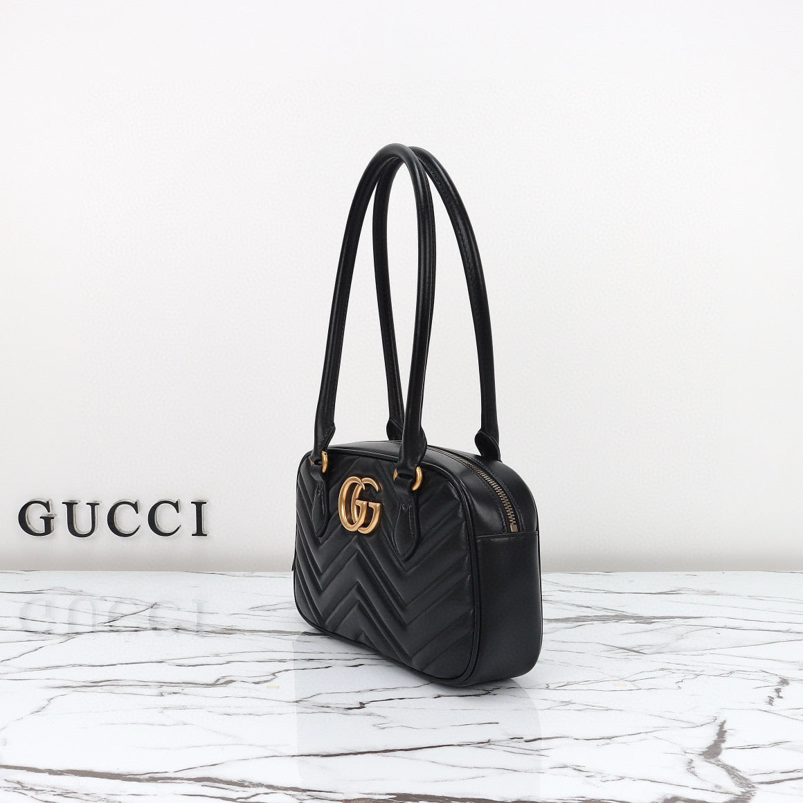 Bolso de Hombro Gucci GG Marmont Mini con Silueta de Bolera en Piel Acolchada