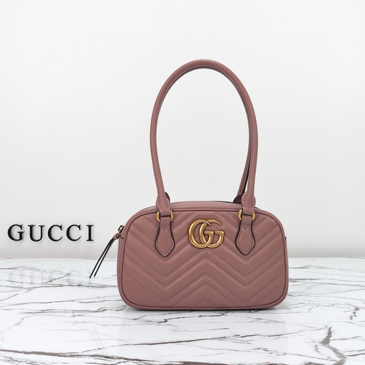 Bolso de Hombro Gucci GG Marmont Mini con Silueta de Bolera en Piel Acolchada