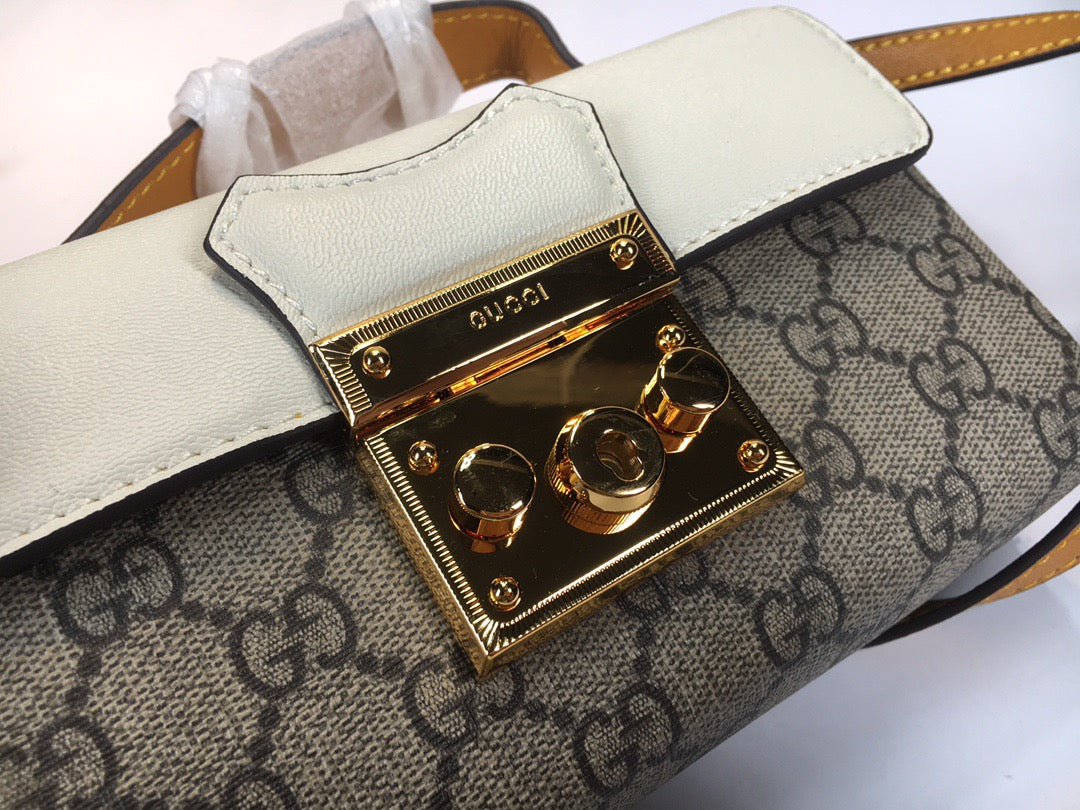 Gucci Padlock Mini Bag GG Supreme con detalle blanco