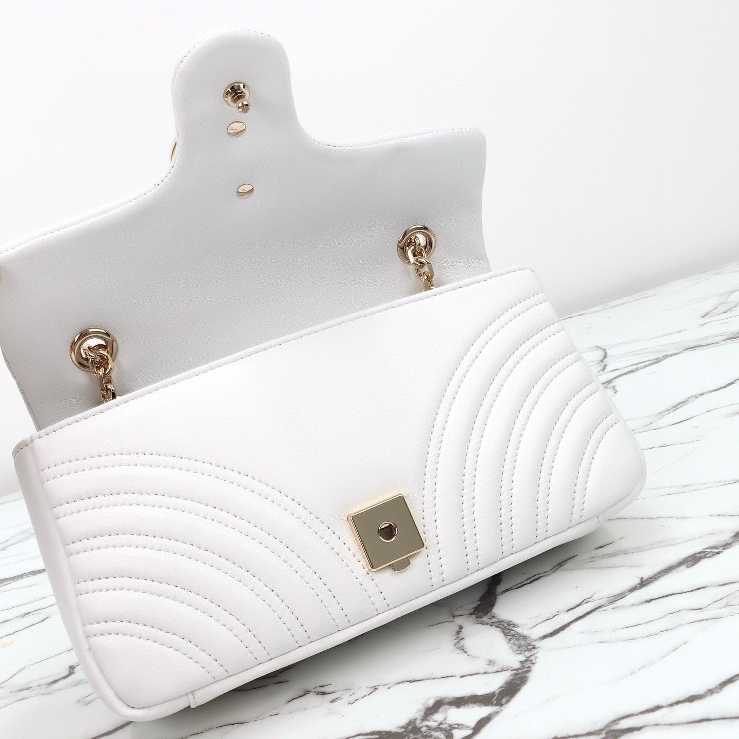 Bolso de Hombro/Bandolera Gucci GG Marmont con Silueta de Cámara en Piel Acolchada Azul Claro