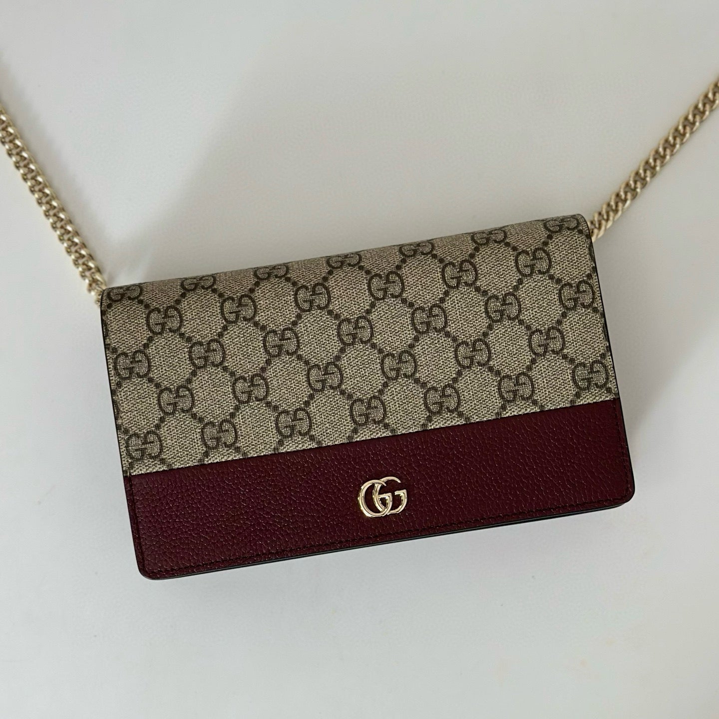 Cartera con Cadena Gucci GG Marmont en Lona GG Supreme y Piel Burdeos