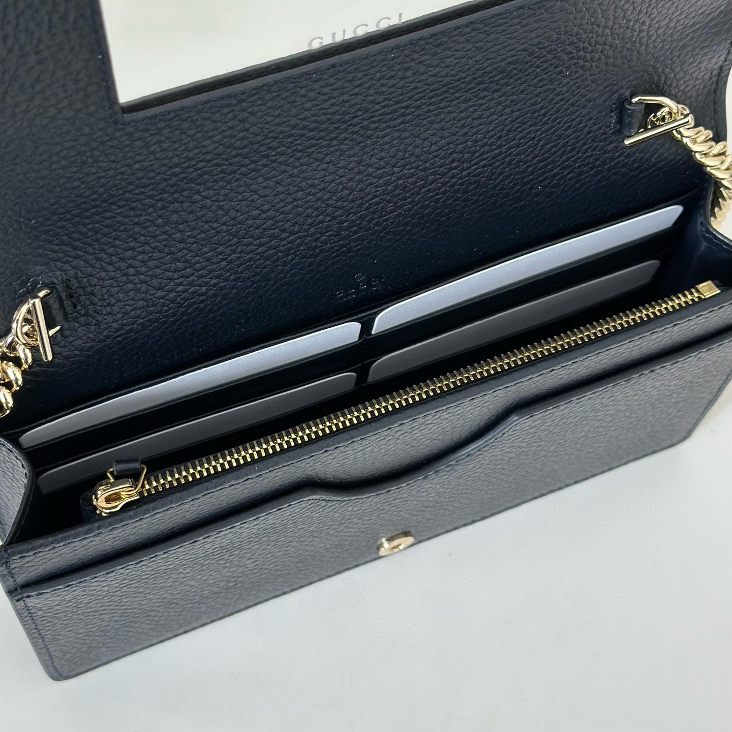 Cartera con Cadena Gucci GG Marmont en Lona GG Supreme y Piel Burdeos