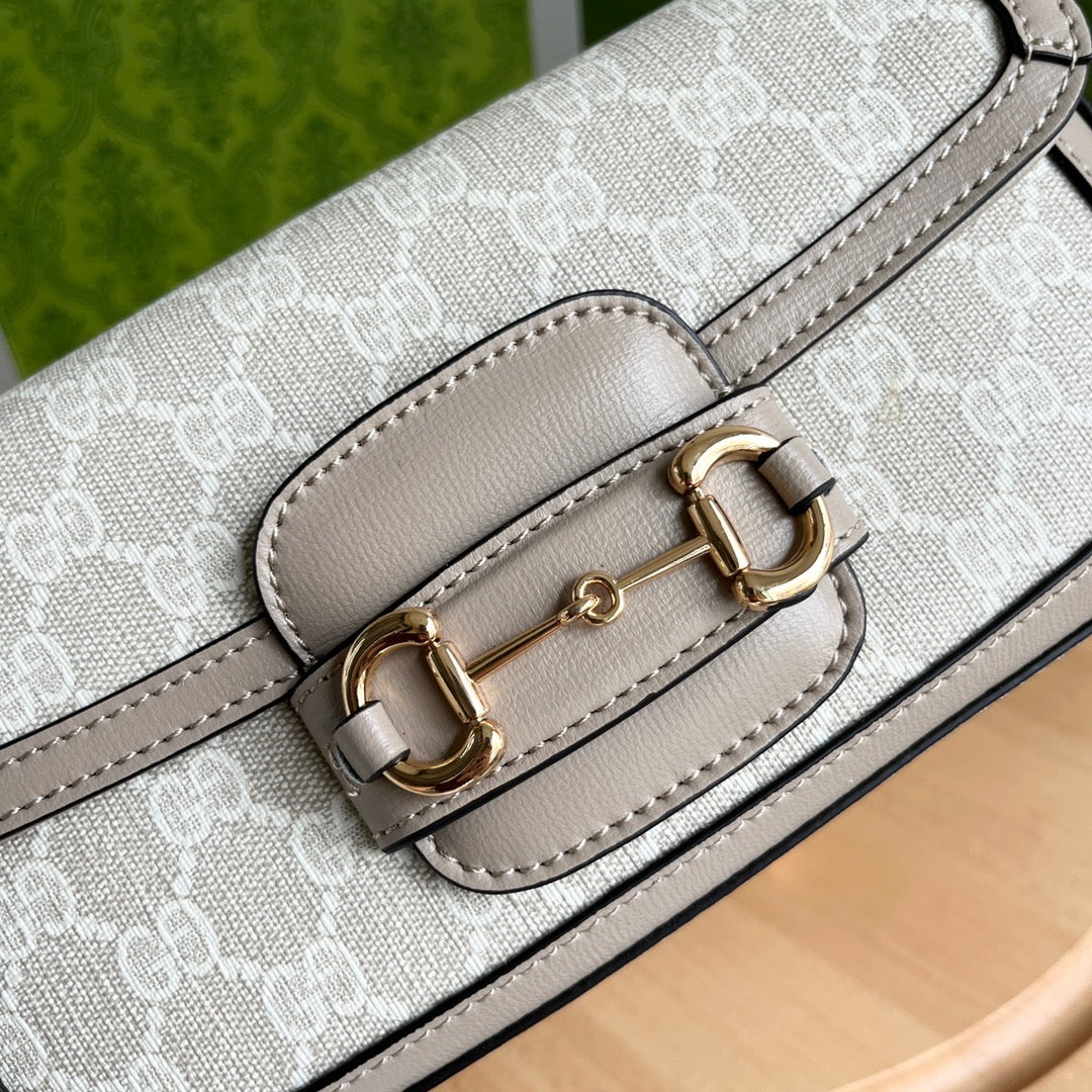 Bolso de Hombro Gucci Horsebit 1955 Mini en Lona GG Supreme Blanca y Piel Beige