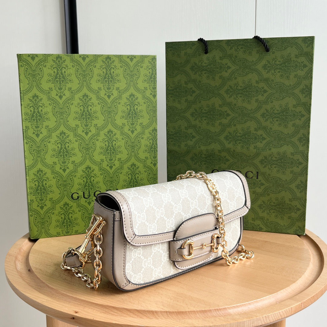 Bolso de Hombro Gucci Horsebit 1955 Mini en Lona GG Supreme Blanca y Piel Beige