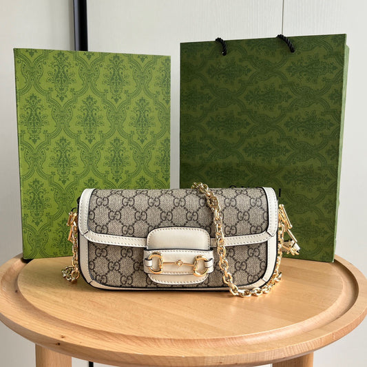 Bolso de Hombro Gucci Horsebit 1955 Mini en Lona GG Supreme y Piel Blanca
