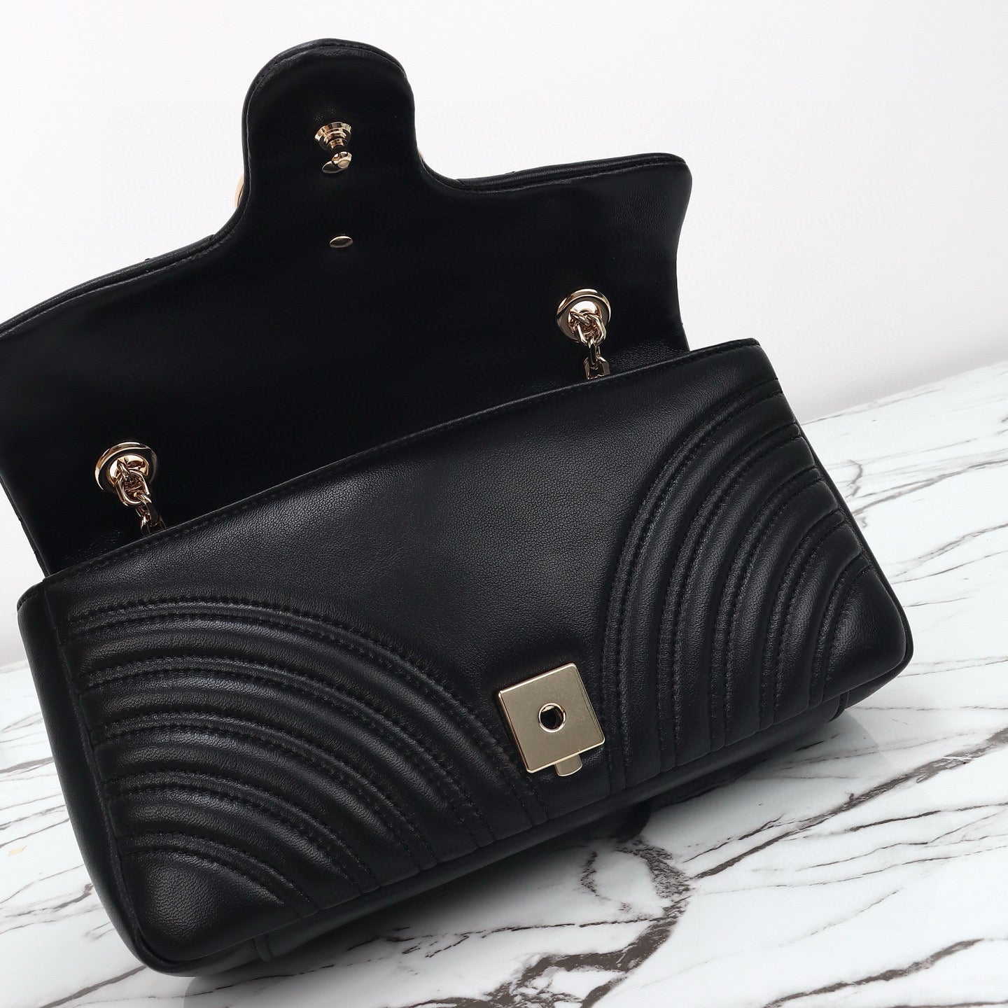 Bolso de Hombro/Bandolera Gucci GG Marmont con Silueta de Cámara en Piel Acolchada Azul Claro