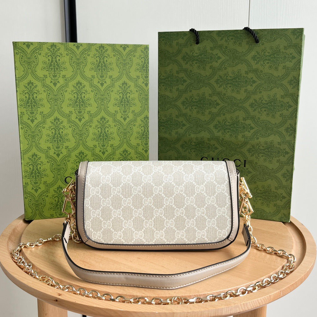 Bolso de Hombro Gucci Horsebit 1955 Mini en Lona GG Supreme Blanca y Piel Beige