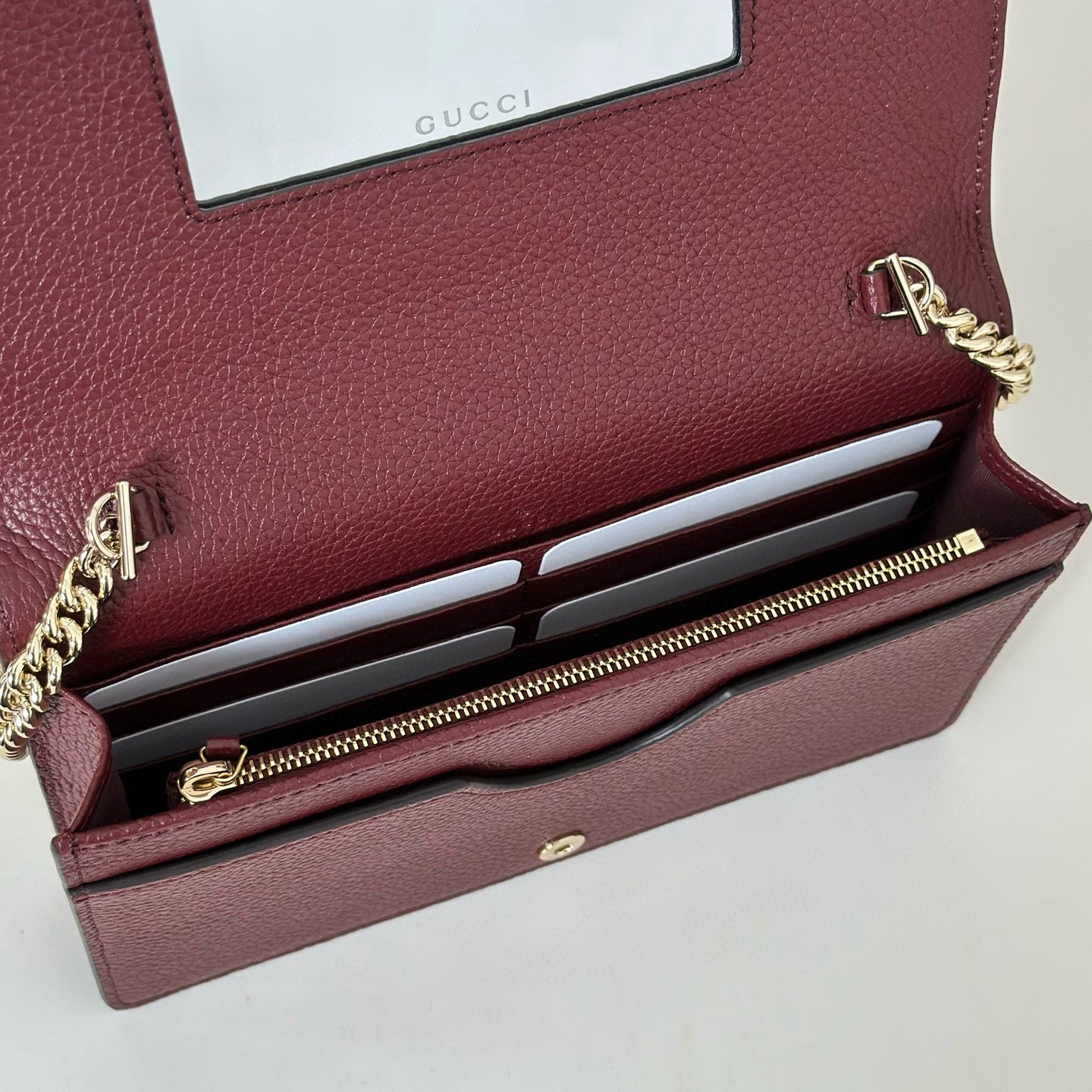 Cartera con Cadena Gucci GG Marmont en Lona GG Supreme y Piel Burdeos