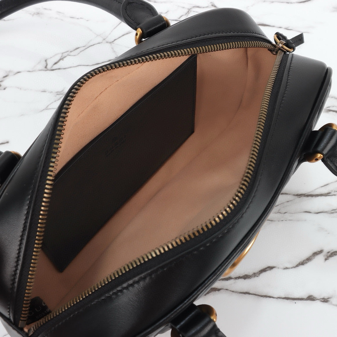 Bolso de Hombro Gucci GG Marmont Mini con Silueta de Bolera en Piel Acolchada