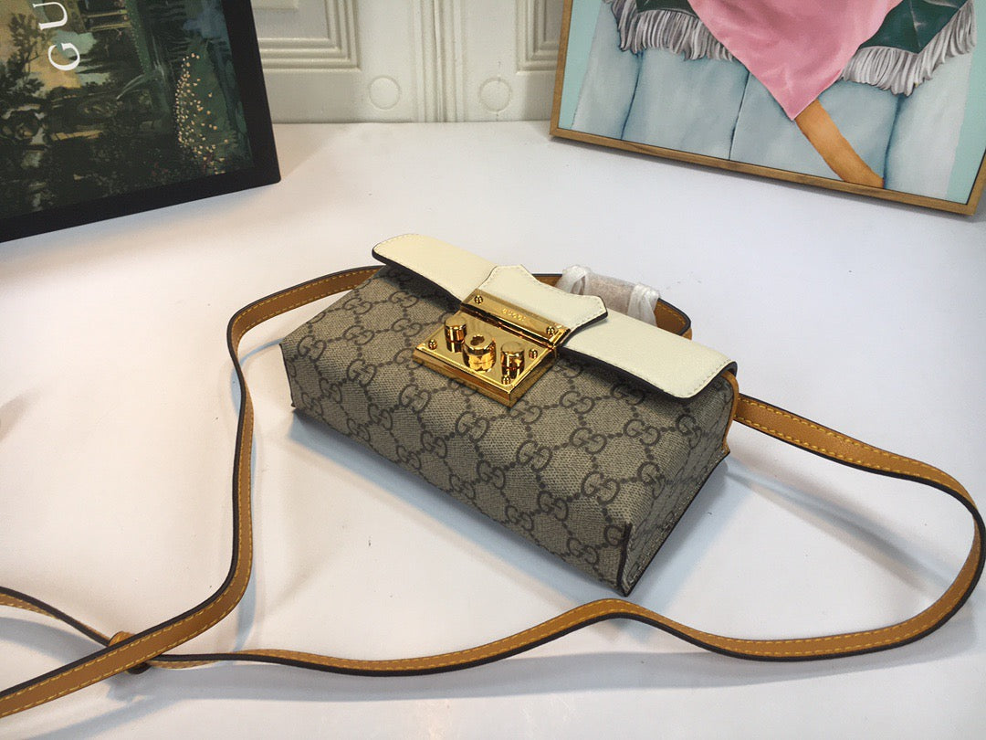 Gucci Padlock Mini Bag GG Supreme con detalle blanco