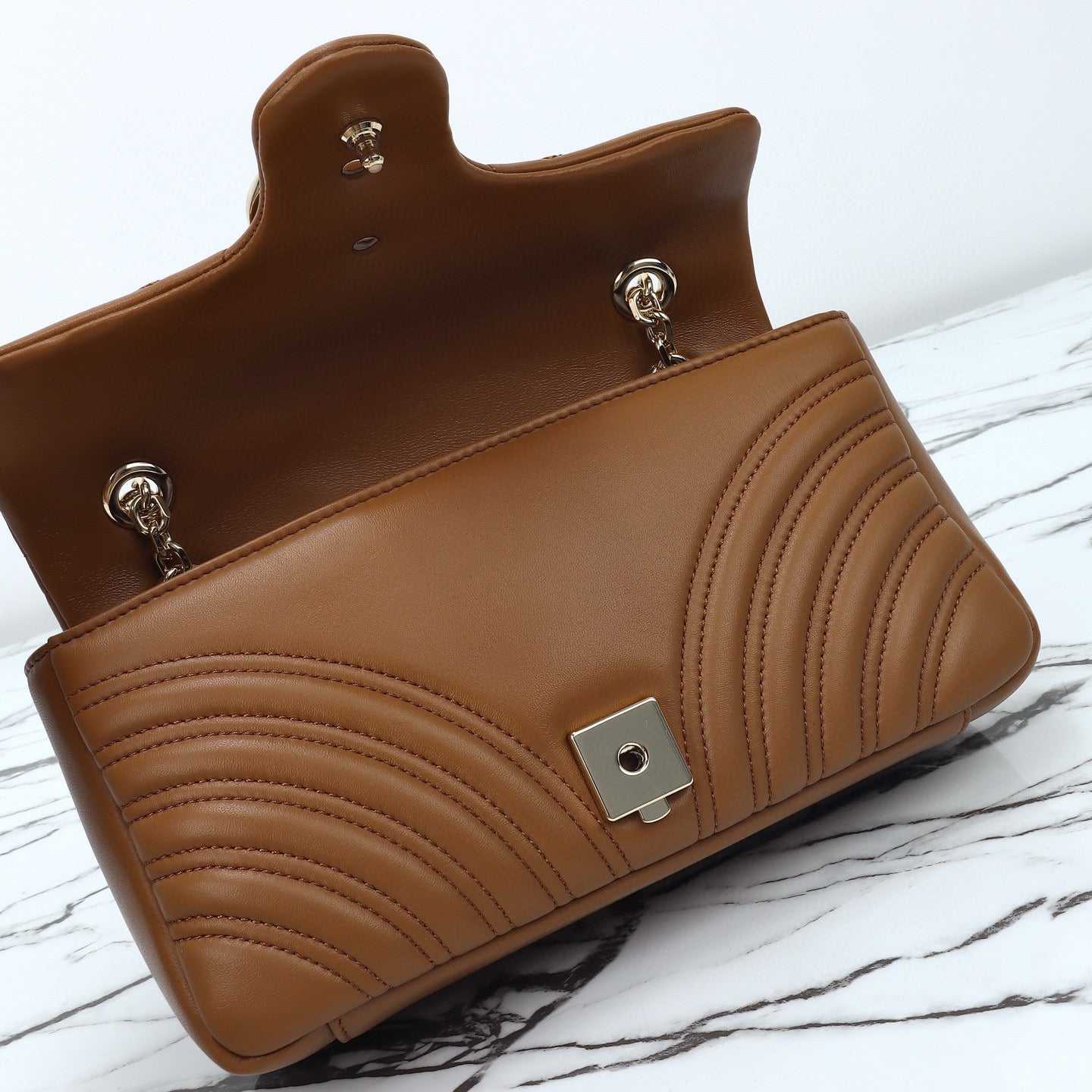 Bolso de Hombro/Bandolera Gucci GG Marmont con Silueta de Cámara en Piel Acolchada Azul Claro