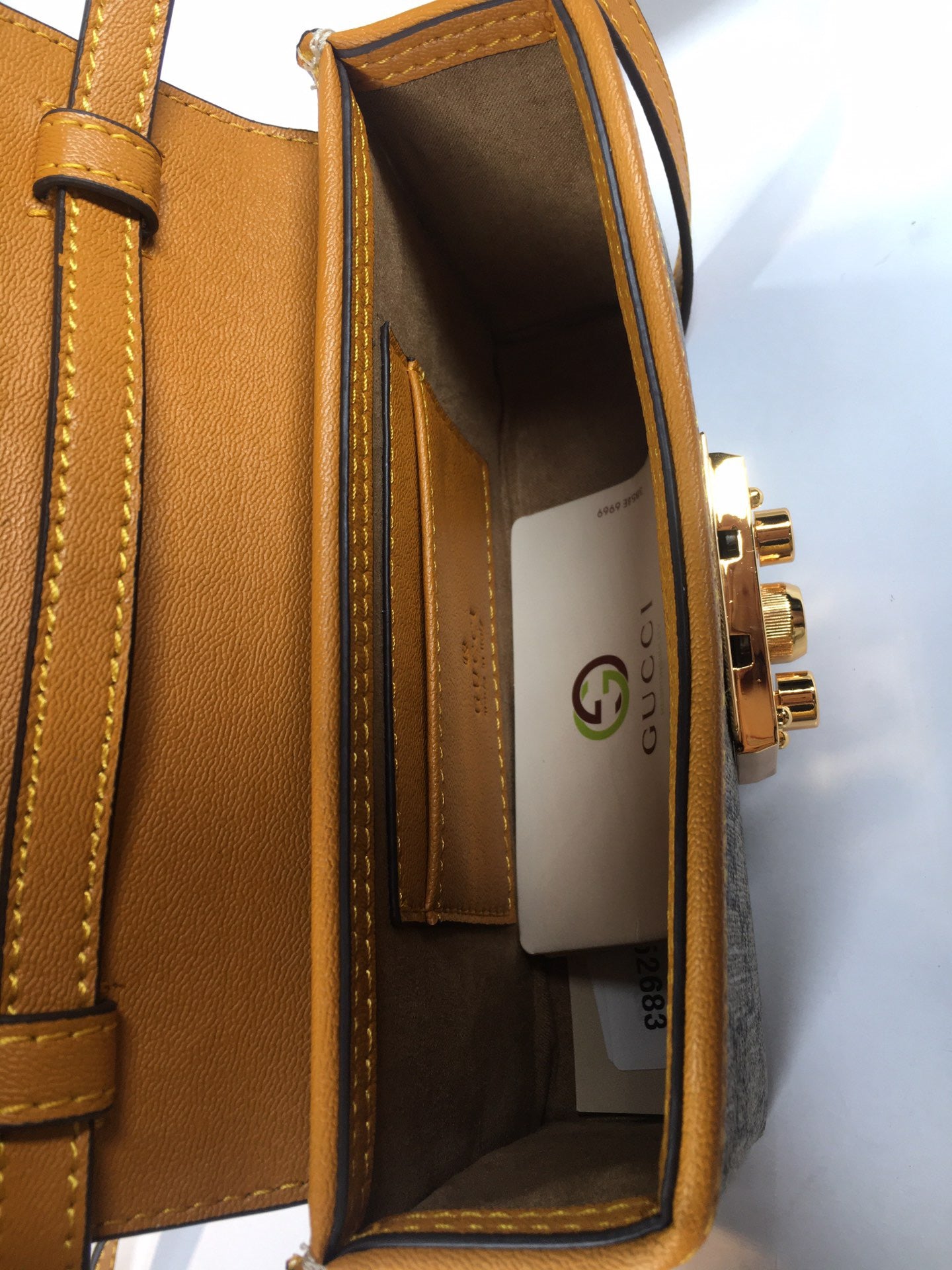 Gucci Padlock Mini Bag GG Supreme con detalle blanco