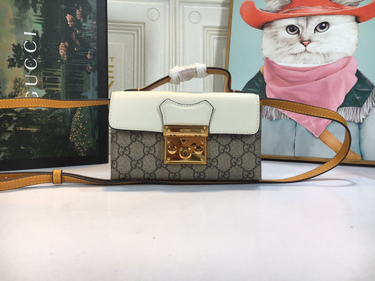 Gucci Padlock Mini Bag GG Supreme con detalle blanco