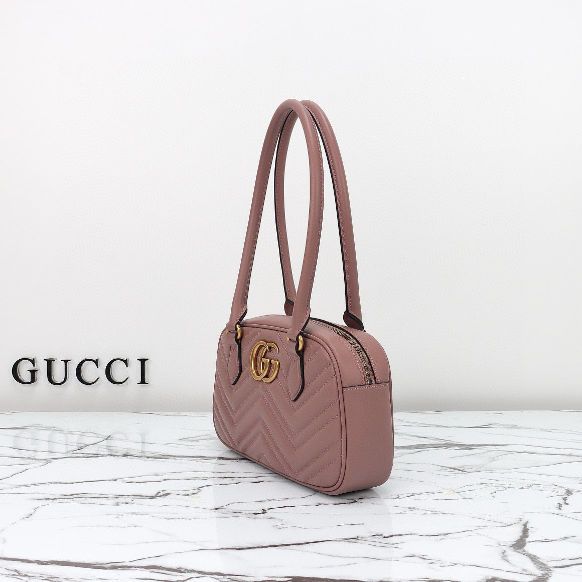 Bolso de Hombro Gucci GG Marmont Mini con Silueta de Bolera en Piel Acolchada