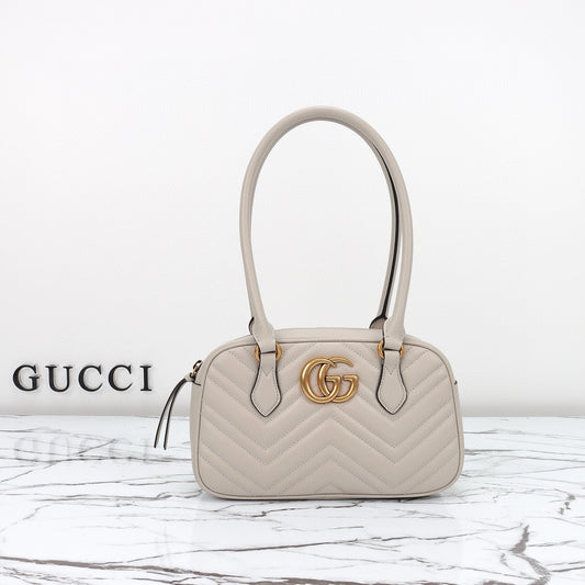 Bolso de Hombro Gucci GG Marmont Mini con Silueta de Bolera en Piel Acolchada