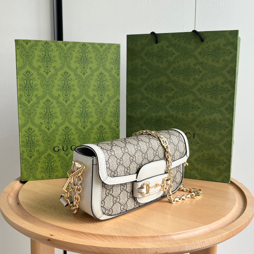 Bolso de Hombro Gucci Horsebit 1955 Mini en Lona GG Supreme y Piel Blanca
