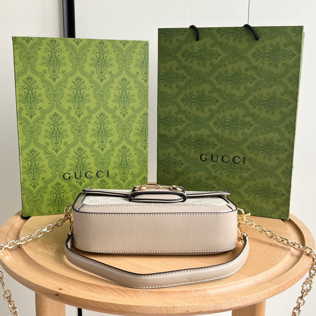 Bolso de Hombro Gucci Horsebit 1955 Mini en Lona GG Supreme Blanca y Piel Beige